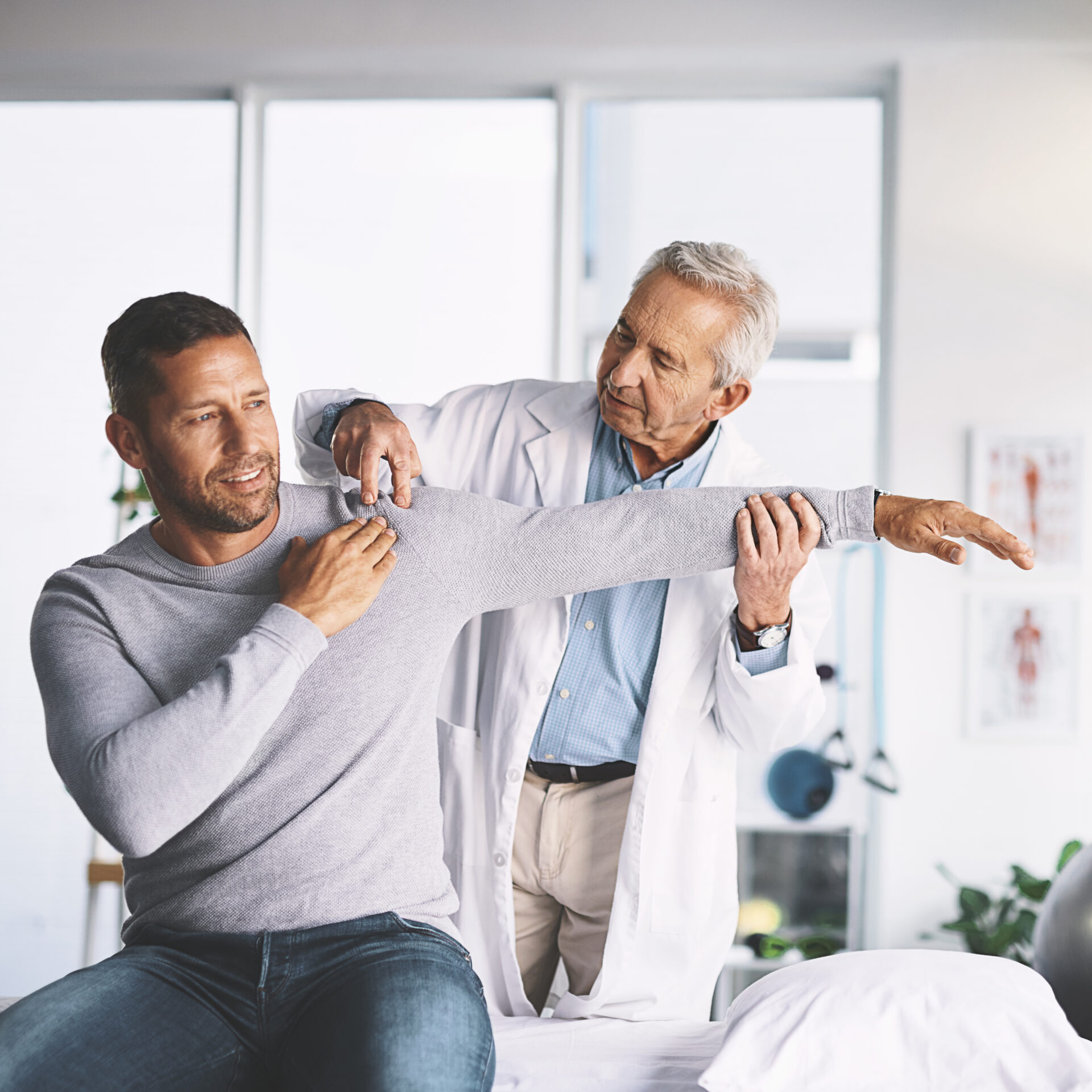 Accident doctor in Miami with a patient